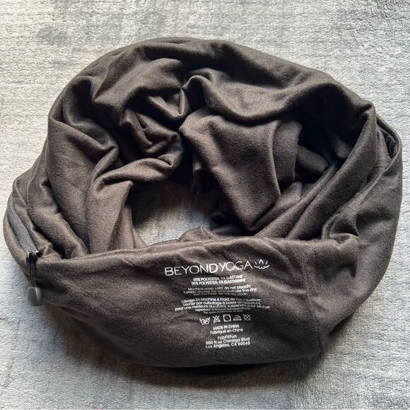Beyong Yoga Black Infinity Scarf with a Cellphone Zipper Pocket Soft Durable - Picture 8 of 9